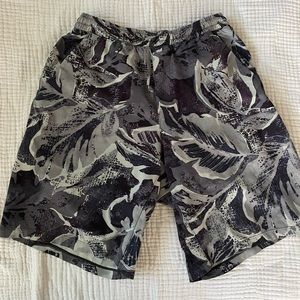 Men Lululemon Blue Gray Tropical Floral Drawstring Lined Pace Breaker Shorts